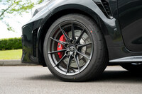 タイヤサイズは235/40R18。ヨコハマのハイパフォーマンスタイヤ「アドバン エイペックスV601」が装着される。