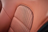「ヘリテージデザインパッケージ」装着車では、シートのセンターが、クラシックコニャックにブラックのピンストライプをあしらったファブリックに変更される。