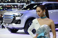 バンコクのモーターショーでもコンパニオンは、会場に花を添える大事な存在だ。写真はいすゞブースの様子。