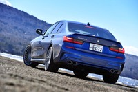 車名に「アルラット(ALLRAD)」とある通り、駆動方式は4WD。ベースとなる「BMW 3シリーズ」の4WD車に比べ、より後輪へのトルク配分を重視したチューニングが施されている。