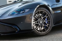 「AMRホイール」と名づけられた、旋削仕上げの20インチホイール。タイヤはピレリの「Pゼロ」が組み合わされていた。