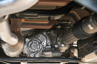 トランスファーケースをリア側から見たところ。通常のSUVでは燃費に配慮して、フルタイム4WDでも2WD主体の走りとなるのが主だが、「ラングラー」ではかなりの頻度で、4輪を駆動して走行している。