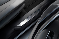 「ONE OF 20」のロゴ入りSV BESPOKEデザイントレッドプレート。