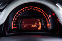 外周にアナログの速度計、その内側にマルチインフォメーションディスプレイがレイアウトされたメーターパネル。エンジン回転計は備わっていない。