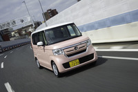 新型「N-BOX」が発売されたのは2017年9月1日のこと。2012年~2016年の5年間で車名別販売台数1位を4度獲得した初代からバトンを受けた、ホンダの販売の根幹を成すモデルだ。