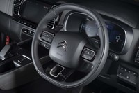 軽めの操作感が特徴的なステアリングホイール。リムは上下がへこんだ形状。