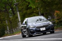音や振動が大きいという3気筒エンジンのイメージをくつがえす、「BMW 218iグランクーペ」。1.5リッターとは思えない出足のよさも印象的だった。