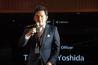 あいさつを述べる、VIBROAの吉田利行 代表取締役CEO。今回のプロジェクトでは、アストンマーティンの洗練されたデザインと日本の優れた技術を融合させることで、“絶対的価値”をゼロから創出したいと意気込む。