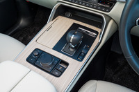 センターコンソールやドアパネルなどには光沢のあるウッド調パネルが貼られる。シフトセレクターまわりの樹脂は国産車だとピアノブラックのケースが多いが、マット調にするのがマツダ流。