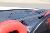 キャビン後方のウインドディフレクターは、60km/hまでのオープン走行において後方から巻き込む風を低減させる効果がある。