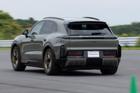 2.5秒という0-100km/h加速のタイムは、あの「918スパイダー(ヴァイザッハパッケージ装着車)」と同等。最高速は260km/hと公称されている。