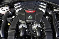 510psを発生する「ジュリア クアドリフォリオ」の2.9リッターV6ツインターボエンジン。パワー特性はもとより、そのサウンドも気になるところだ。(photo:FCA)