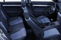 4ドアセダンは木目調パネルのインテリアだったが、GTSはメタル調パネルへ変更された(写真は欧州仕様)