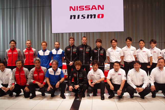 発表会場でのフォトセッションから。日産系チームの監督およびドライバー。