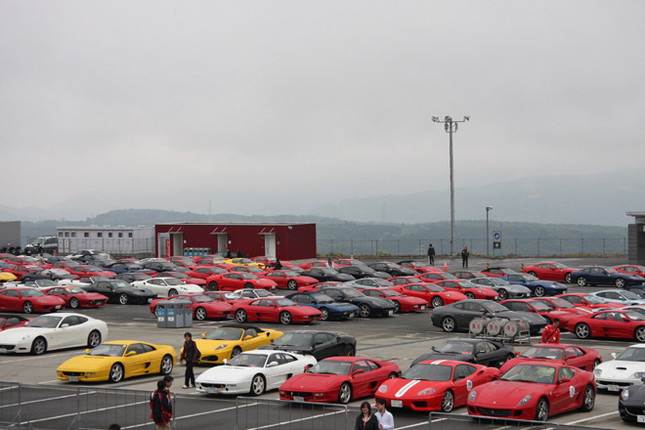 原則としてフェラーリ以外は進入禁止とされたパドックの光景。