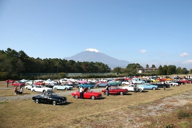 ミーティング会場は富士山を望む絶好のロケーション。