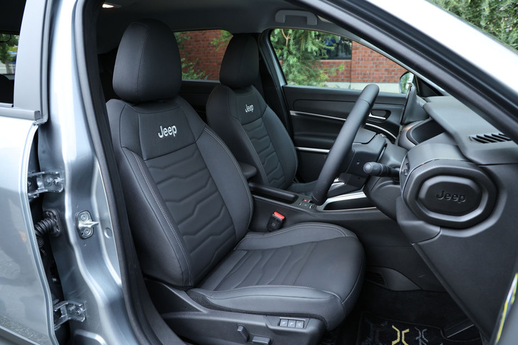 「Jeep」のロゴ刺しゅうが施されたフロントシートは、ヒーターとアクティブランバーサポート機能が組み込まれた電動調整式。ボディーカラーにかかわらず表皮はブラックのレザーとなる。