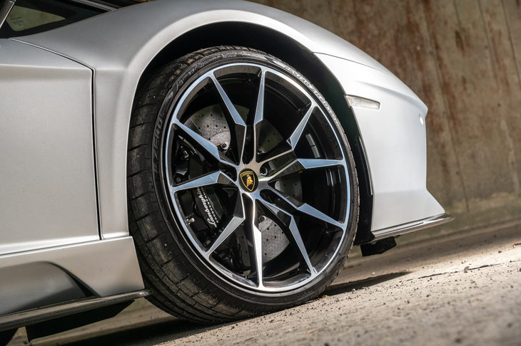 タイヤサイズはフロントが255/30ZR20で、リアが355/25ZR21。テスト車には「ピレリPゼロ」が装着されていた。