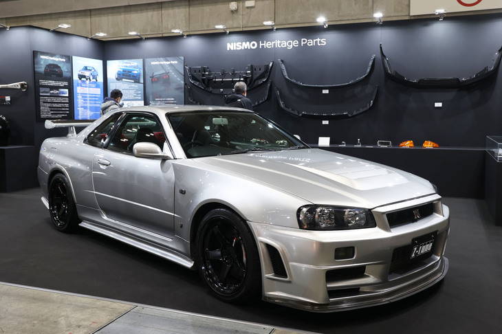 ニスモのブースには、「スカイラインGT-R」(BNR34)の中古車をベースに19台のみがつくられた「世界最強のロードゴーイングカー」こと「NISMO R34GT-R Z-tune」が展示されていた。最高出力は500PS以上とされ、販売価格は1774万5000円だった。