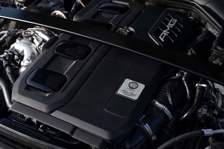 「One man - One Engine(ひとりのマイスターがひとつのエンジンを)」というポリシーで組み上げられるエンジンのカバーには、担当した職人のネームプレートが添えられる。