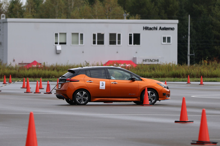 パイロンスラロームに挑む。狭いクランク路でもパイロンにぶつからず、なおかつ自然なドライブができた。
