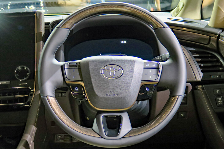 トヨタ・アルファード エグゼクティブラウンジ(ステアリングホイール)
