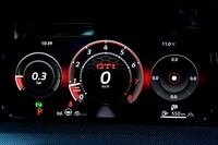 10.25インチのデジタルメータークラスター「Digital Cockpit Pro」。車速やエンジン回転数、走行距離などの情報が表示されるほか、ナビゲーションの画面を大写しにすることも可能。加速度センサーやブースト計の機能も備わっている。