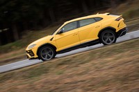 サイドビューは、「グラスエリア1:ドアパネル2」という、ハイパフォーマンスカーの黄金比でデザインされている。エッジの効いたフェンダーの形状も特徴のひとつ。