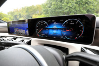 これも昨今のメルセデス・ベンツ車の特徴となっている、2枚の巨大なスクリーン。デジタルメーターは「A180」のみ7インチ、その他のグレードは10.25インチとなっている。