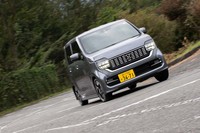 左コーナーを行く「N-WGNカスタムL・ターボHonda SENSING」。リアにスタビライザーが備わるのはターボモデルのみ(フロントは全車標準)。