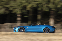 駆動用リチウムイオンバッテリーの容量はわずか6.1kWh。WLTCモードのEV走行換算距離は15kmにすぎないが、出力密度の高さと充電の速さが特徴となっている。