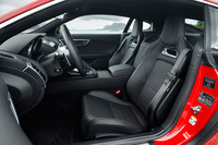 「FタイプR-DYNAMICクーペ」のインテリア。2018年モデルには、新設計のシートも採用されている。