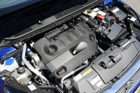 プジョーのディーゼルエンジン「BlueHDi」は、1.6リッターがSOHC、2リッターがDOHC。「GT BlueHDi」に搭載される後者は、180psの最高出力と400Nmの最大トルクを発生する。