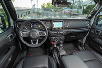 デザイン上は、内装・外装ともに各所に施されたブルーのアクセントが特徴。ハンドル位置は左のみとなる。