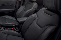グレーステッチ入りのブラックレザーシートを特別装備。フロントは電動調整機能付きとなる。