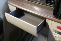 充実した収納スペースはベース車から受け継がれた美点。ダッシュボードの助手席側には、ボックスティッシュも収まる“引き出し”が備わっている。