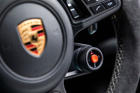 「カイエン ターボGT」には「スポーツクロノパッケージ」が標準で装備される。ステアリングホイールのセンター右下にあるダイヤル式スイッチで走行モードが選択できるほか、ダイヤルスイッチの中央部には、約20秒間フルブースト状態を維持する赤い「スポーツレスポンススイッチ」が備わる。