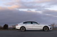 ボディーの全長は「5シリーズ セダン」と「7シリーズ」の間に収まる5175mm。現行型5シリーズはBEV化前提でボディーの厚みが増した(全高がアップ)ため、こちらのほうが伸びやかな感じもある。