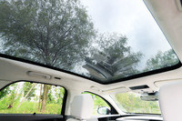 テスト車には、抜群の開放感が得られるパノラミックルーフなど、さまざまなオプションが装備されていた。