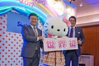 写真左から韓国ネクセンタイヤ本社のカン・ホチャン社長、キティ、ネクセンタイヤジャパンの西村 竜社長。