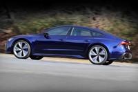 0-100km/h加速のタイムは3.6秒。試乗車はオプションによって最高速が305km/hに高められていた。