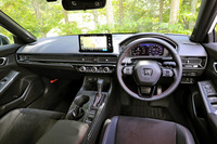 インストゥルメントパネルまわりはエアコンの吹き出し口を内包したメッシュパネルと、開放的な視界が特徴。上級グレード「EX」には、レッドステッチや合成皮革のセンターパッド、ヘリンボーン柄の装飾パネルなどが用いられる。