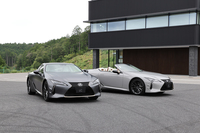 2025年7月24日に発表されたレクサスの「LC500“ピナクル”」(写真左)と「LC500コンバーチブル“ピナクル”」(右)。価格はどちらも1780万円。