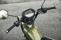 ハンドルは、左右がひとつながりになったバータイプ。グリップ部分を温めるヒーターも、1万7820円のオプションとして用意される。