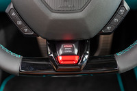 ドライブモードの「アニマ」のセレクターはステアリングホイールのボトム側にレイアウト。モードは「ストラーダ」「スポルト」「コルサ」の3種類。