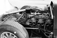 プリンスと日産の合併後、ボディーカウルを「ポルシェ906」風に一新し、名称を「日産R380」に改めた1967年の「R380A-2」に積まれたGR8型エンジン。カムカバーには“PRINCE”の文字が刻まれており、ウェバーDCOEツインチョークキャブレターを3連装している。