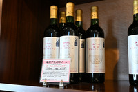 お店の方のおススメのひとつだった「塩尻ブラッククイーン」。酸味がとても強く、ちょっと癖になる味わいだった(もちろん帰ってから飲みました)。