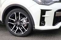 “GRスポーツ”のタイヤサイズは225/45R19で、専用の「ヨコハマ・アドバン フレバV701」を履く。ホイールも専用デザインだ。