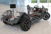 「ホンダe」と3車種のEVコンセプトカーはともに後輪駆動(ないし後輪駆動ベースの4WD)という駆動方式を採っているが、両車はボディーサイズが大きく異なるうえに、見たところモーターの形状も大きく異なる。コンポーネンツの共用はなさそうだ。