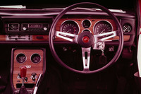 1969年型「スカイライン2000GT-R」のインテリア。走りに関係のない装備はことごとく省かれていた。